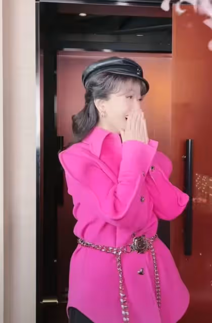 趙雅芝曬照慶69歲生日，手捧蛋糕狀態如少女，兒子獻吻關係親密