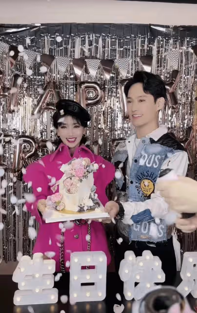 趙雅芝曬照慶69歲生日，手捧蛋糕狀態如少女，兒子獻吻關係親密