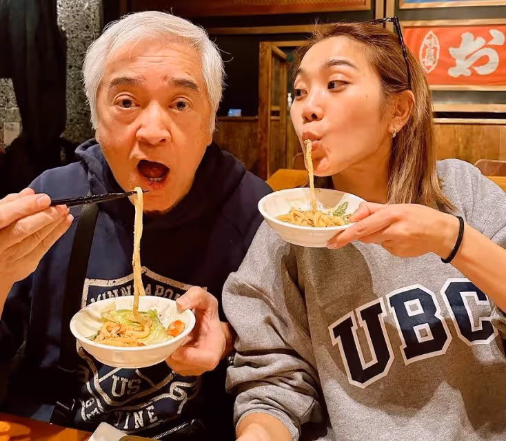 77歲老戲骨秦沛罕露面！滿頭白發「臉色紅潤」和女兒團聚吃面太開心，戲中大哥像個「老頑童」一樣