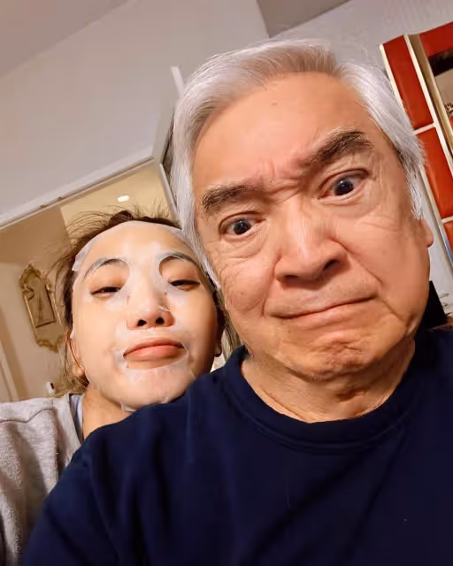 77歲老戲骨秦沛罕露面！滿頭白發「臉色紅潤」和女兒團聚吃面太開心，戲中大哥像個「老頑童」一樣
