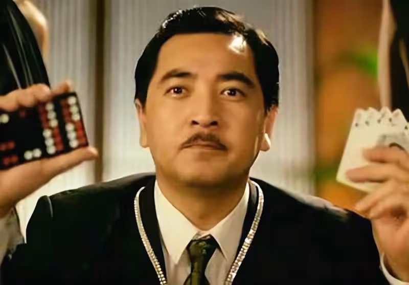 77歲老戲骨秦沛罕露面！滿頭白發「臉色紅潤」和女兒團聚吃面太開心，戲中大哥像個「老頑童」一樣