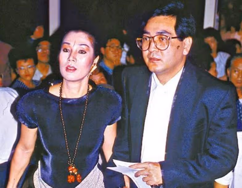 77歲老戲骨秦沛罕露面！滿頭白發「臉色紅潤」和女兒團聚吃面太開心，戲中大哥像個「老頑童」一樣