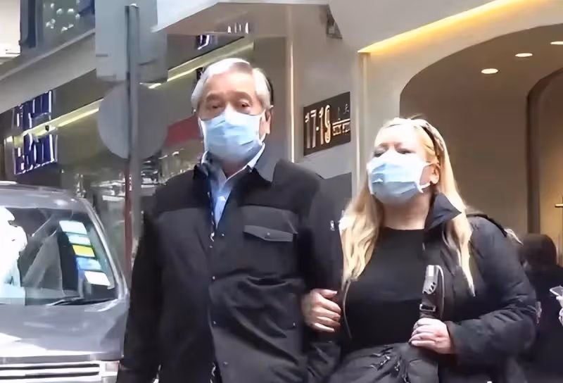 77歲老戲骨秦沛罕露面！滿頭白發「臉色紅潤」和女兒團聚吃面太開心，戲中大哥像個「老頑童」一樣