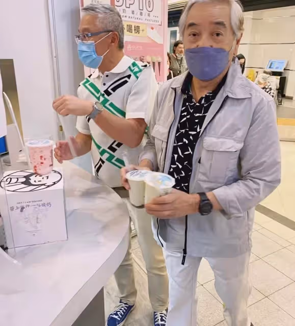 77歲老戲骨秦沛罕露面！滿頭白發「臉色紅潤」和女兒團聚吃面太開心，戲中大哥像個「老頑童」一樣