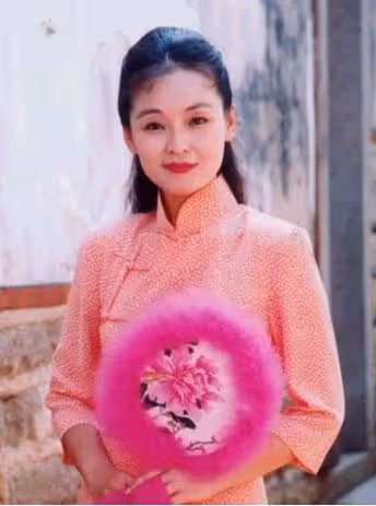 愛情長跑21年拒婚！苦情天后投資慘賠6千萬「樂觀喊就當買教訓」　曝「25年前後對比照」網全看傻眼
