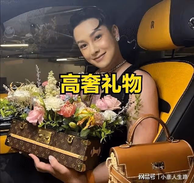富豪網柏公子秀高奢生活，遭秦奮當眾打臉，網友稱其是故意碰瓷