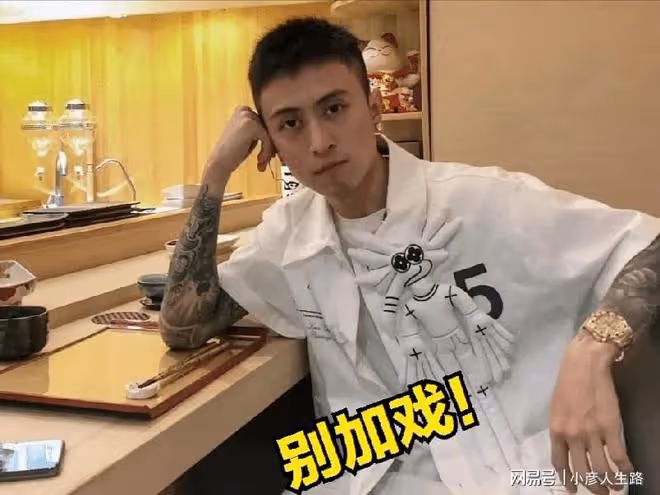 富豪網柏公子秀高奢生活，遭秦奮當眾打臉，網友稱其是故意碰瓷