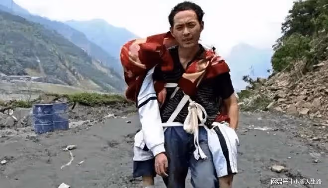 2008年地震後，程林祥背著兒子遺體走25公里山路，堅決帶兒子回家