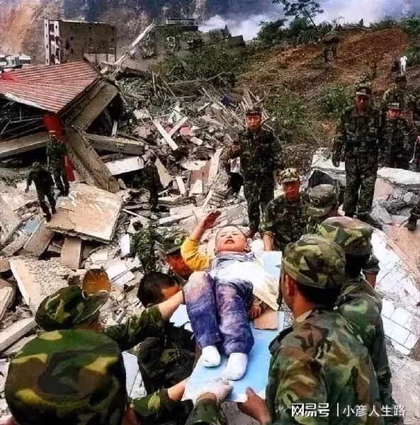 2008年地震後，程林祥背著兒子遺體走25公里山路，堅決帶兒子回家