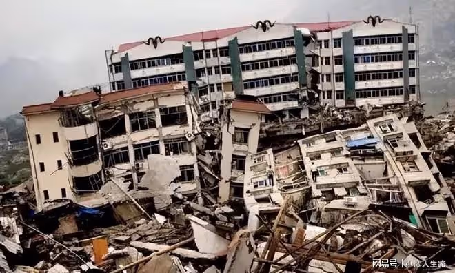 2008年地震後，程林祥背著兒子遺體走25公里山路，堅決帶兒子回家