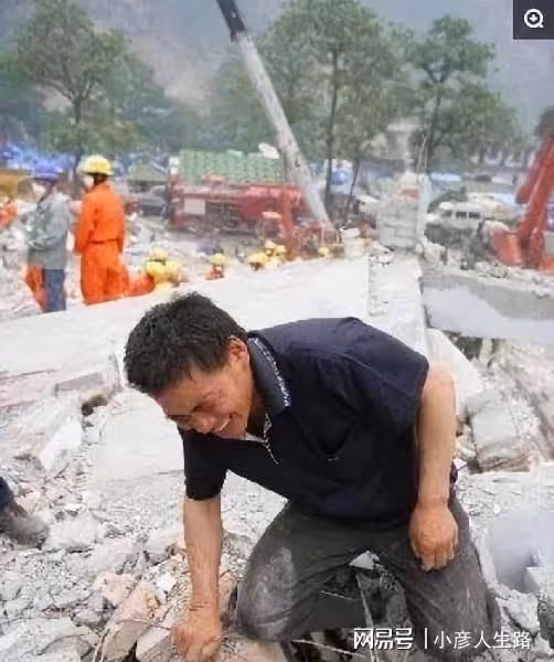 2008年地震後，程林祥背著兒子遺體走25公里山路，堅決帶兒子回家