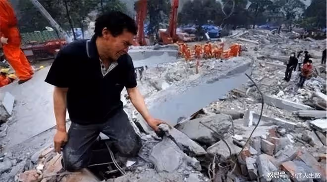 2008年地震後，程林祥背著兒子遺體走25公里山路，堅決帶兒子回家