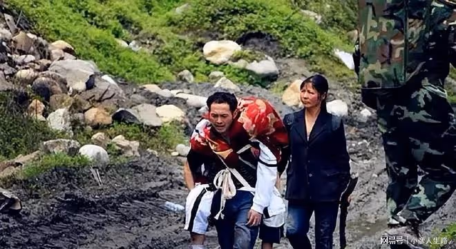 2008年地震後，程林祥背著兒子遺體走25公里山路，堅決帶兒子回家
