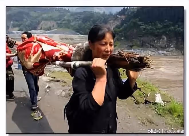 2008年地震後，程林祥背著兒子遺體走25公里山路，堅決帶兒子回家