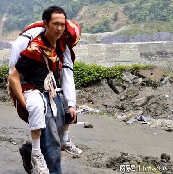 2008年地震後，程林祥背著兒子遺體走25公里山路，堅決帶兒子回家