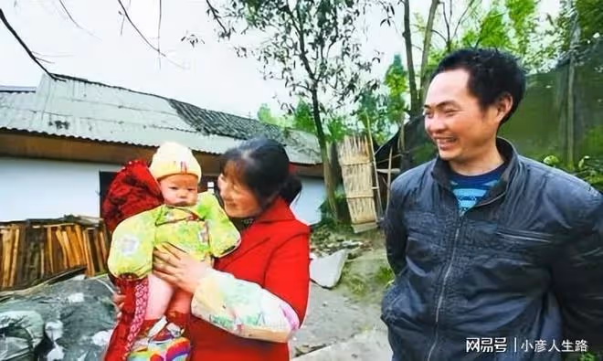 2008年地震後，程林祥背著兒子遺體走25公里山路，堅決帶兒子回家