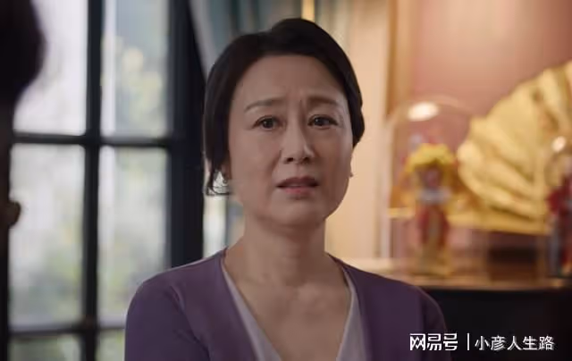 僅播4集，《愛的二八定律》擠到熱度第一，楊冪造型「驚艷眾人」