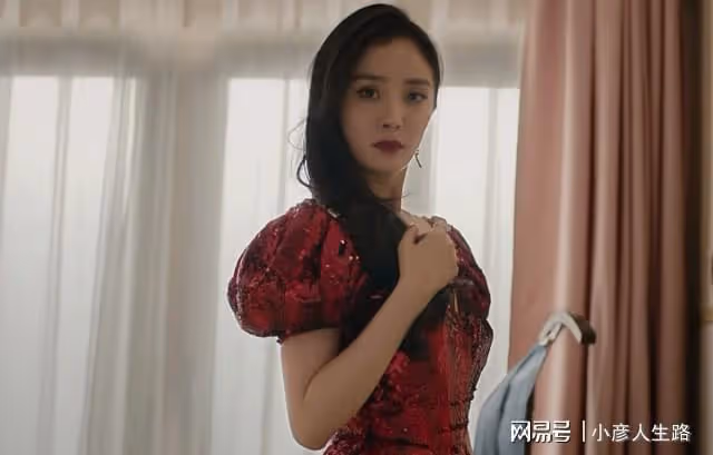 僅播4集，《愛的二八定律》擠到熱度第一，楊冪造型「驚艷眾人」