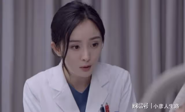 僅播4集，《愛的二八定律》擠到熱度第一，楊冪造型「驚艷眾人」