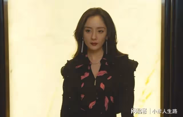 僅播4集，《愛的二八定律》擠到熱度第一，楊冪造型「驚艷眾人」