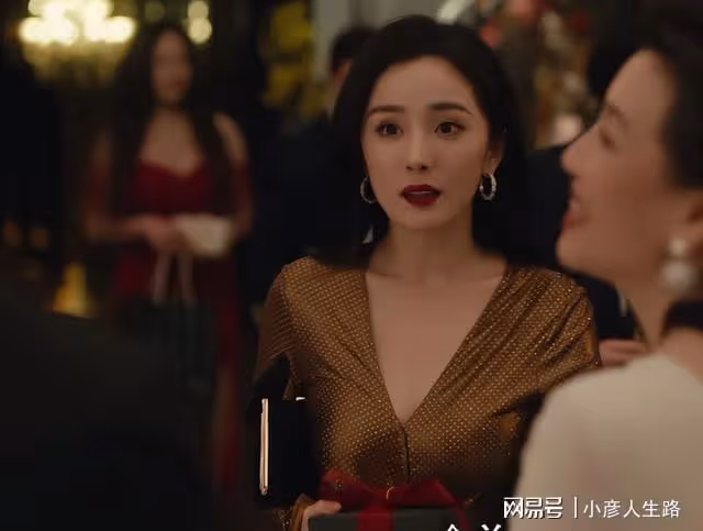 僅播4集，《愛的二八定律》擠到熱度第一，楊冪造型「驚艷眾人」