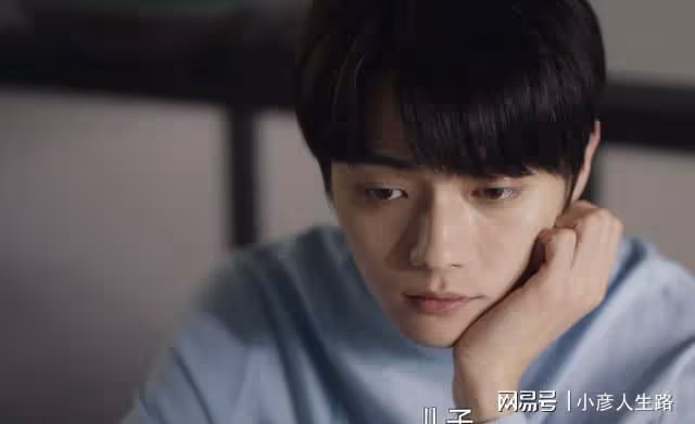 僅播4集，《愛的二八定律》擠到熱度第一，楊冪造型「驚艷眾人」