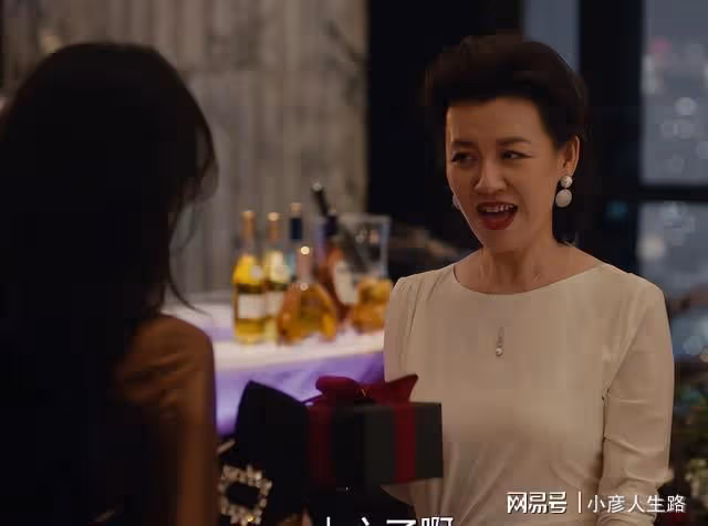 僅播4集，《愛的二八定律》擠到熱度第一，楊冪造型「驚艷眾人」