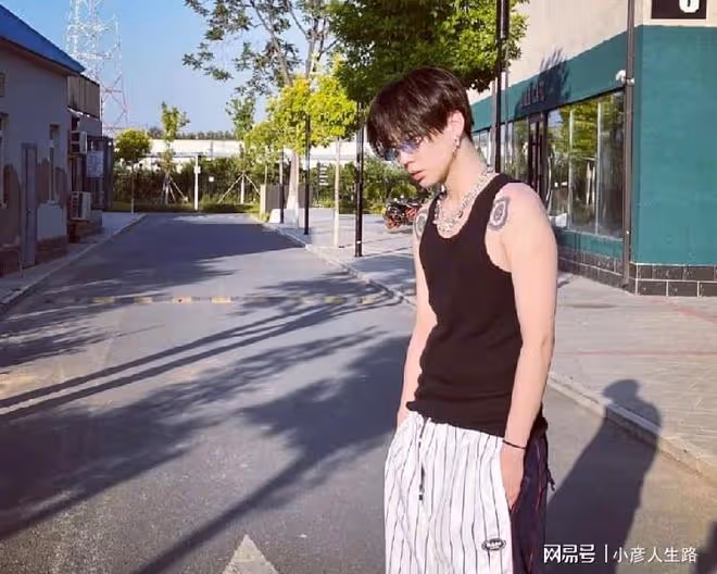 戀情滿天飛，李小璐忍無可忍，回復網友：跟我乾兒子出去都被拍