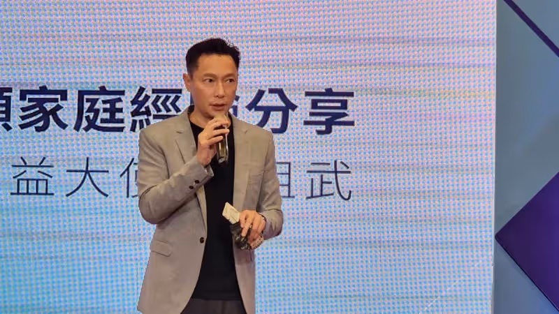 照顧失智母10多年!資深男星「結縭20年妻心力交瘁」想分開「自己接手照顧」才醒悟:原來付錢的不是最大