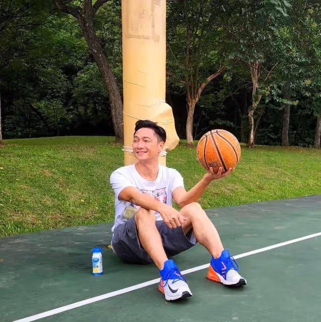 照顧失智母10多年!資深男星「結縭20年妻心力交瘁」想分開「自己接手照顧」才醒悟:原來付錢的不是最大