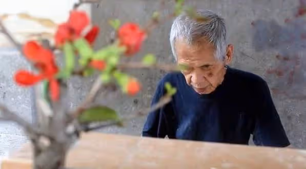 94歲阿公帶病出攤,堅持賣饅頭超60年,只賣5元不漲價,病重仍放不下,孝孫答應繼承攤位:他終安心合眼