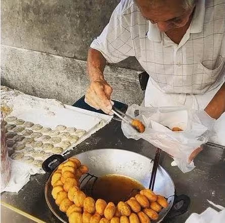 94歲阿公帶病出攤,堅持賣饅頭超60年,只賣5元不漲價,病重仍放不下,孝孫答應繼承攤位:他終安心合眼