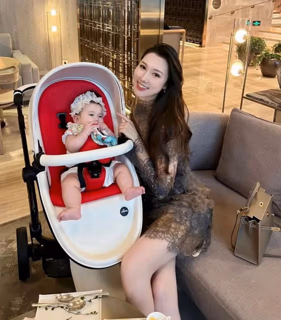 陳佩斯妹妹罕露面！三代同堂太溫馨，嫁豪門女兒穿弔帶裙身材出眾