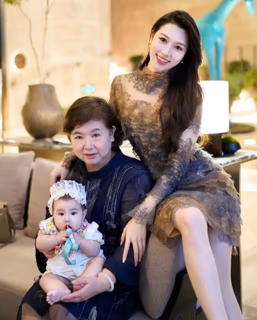 陳佩斯妹妹罕露面！三代同堂太溫馨，嫁豪門女兒穿弔帶裙身材出眾