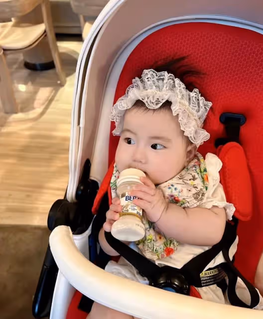 陳佩斯妹妹罕露面！三代同堂太溫馨，嫁豪門女兒穿弔帶裙身材出眾