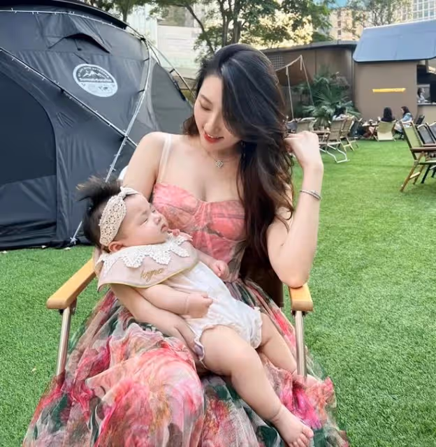 陳佩斯妹妹罕露面！三代同堂太溫馨，嫁豪門女兒穿弔帶裙身材出眾