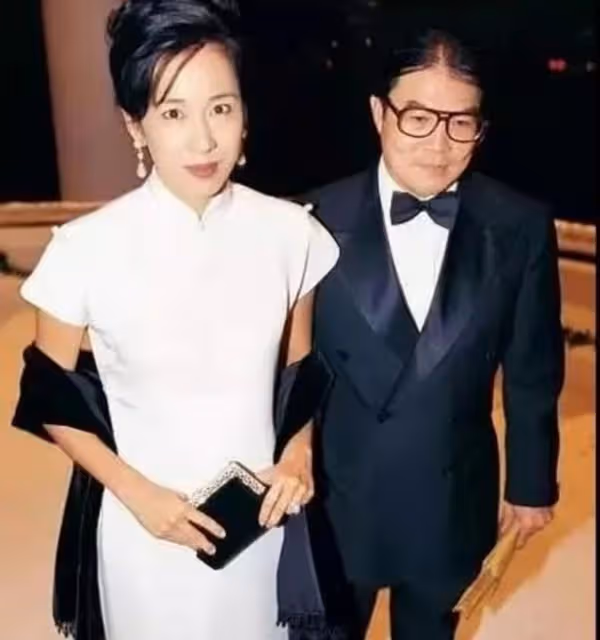 罕見同框!64歲朱玲玲與老公現身TVB晚宴,攜手走過14年恩愛如初
