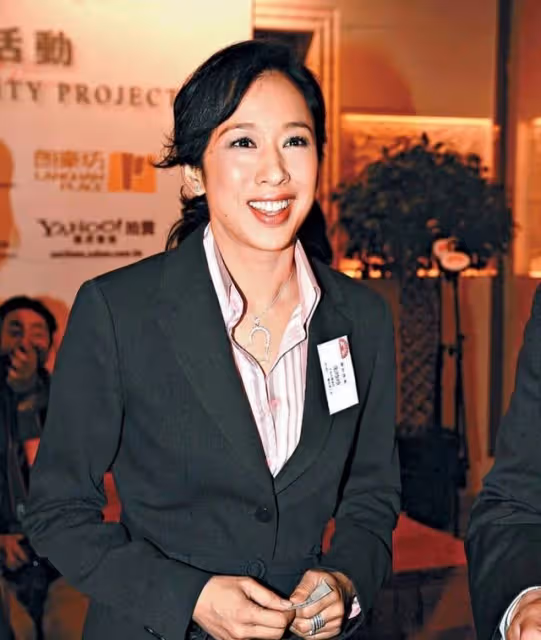 罕見同框!64歲朱玲玲與老公現身TVB晚宴,攜手走過14年恩愛如初