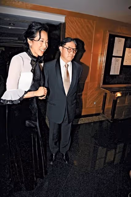 罕見同框!64歲朱玲玲與老公現身TVB晚宴,攜手走過14年恩愛如初