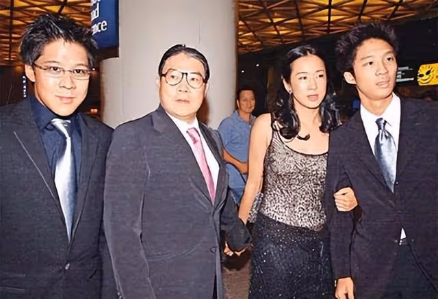罕見同框！64歲朱玲玲與老公現身TVB晚宴，攜手走過14年恩愛如初