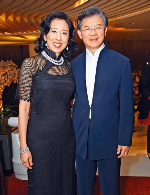 罕見同框！64歲朱玲玲與老公現身TVB晚宴，攜手走過14年恩愛如初