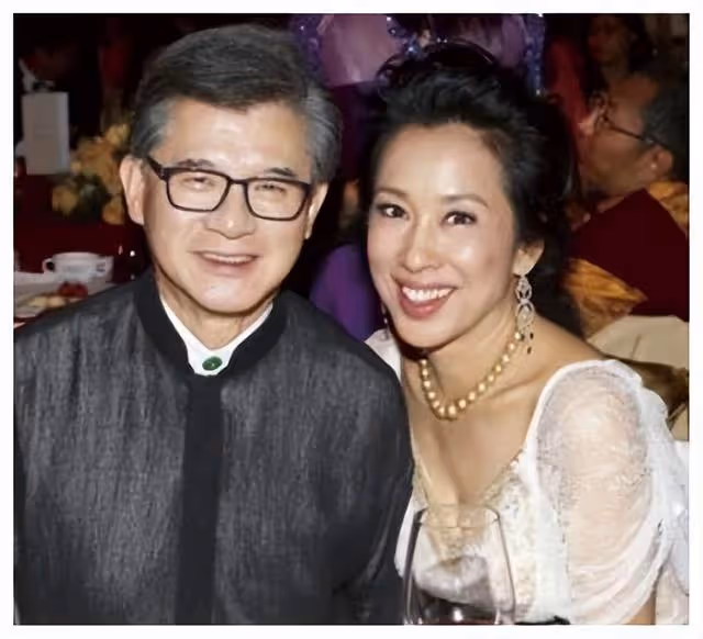 罕見同框！64歲朱玲玲與老公現身TVB晚宴，攜手走過14年恩愛如初