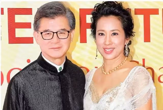 罕見同框！64歲朱玲玲與老公現身TVB晚宴，攜手走過14年恩愛如初