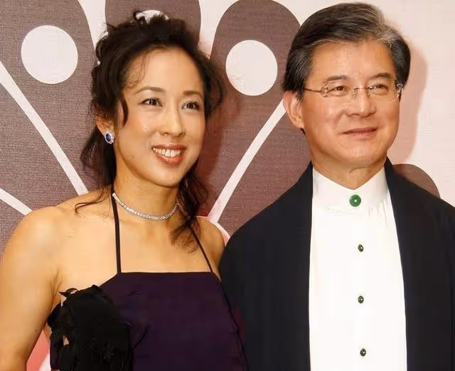 罕見同框！64歲朱玲玲與老公現身TVB晚宴，攜手走過14年恩愛如初