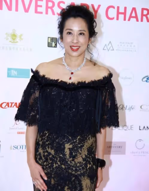 罕見同框！64歲朱玲玲與老公現身TVB晚宴，攜手走過14年恩愛如初