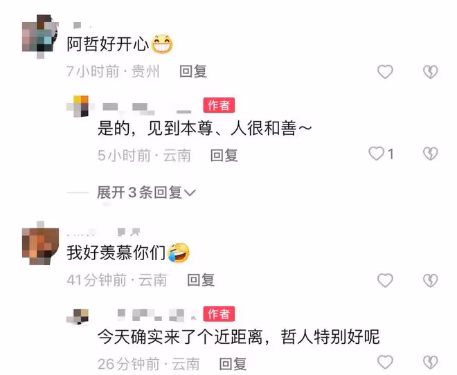 張信哲雲南菜市場買菜被圍觀！面部浮腫顯老態，蹲地上挑選接地氣