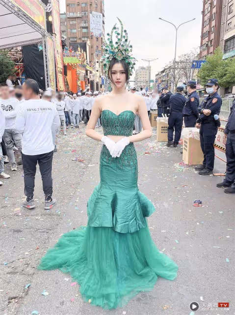 獨家／「最美禮生」仙女們一次全到齊！艋舺青山宮繞境信眾粉絲嗨翻