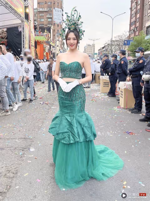 獨家／「最美禮生」仙女們一次全到齊！艋舺青山宮繞境信眾粉絲嗨翻