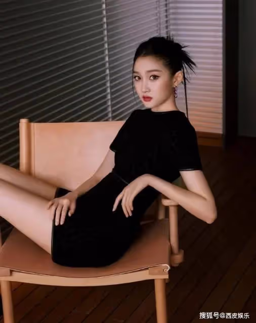 25歲關曉彤曬修身短裙 被吐槽腰上贅肉明顯