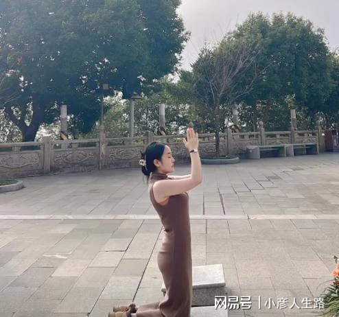 「楊子鈺」母親穿緊身裙逛寺廟，被指著裝不得體，拍照不分場合